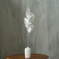 Декор из перьев &laquo;Фонтан&raquo; на ножке, высота &mdash; 58 см