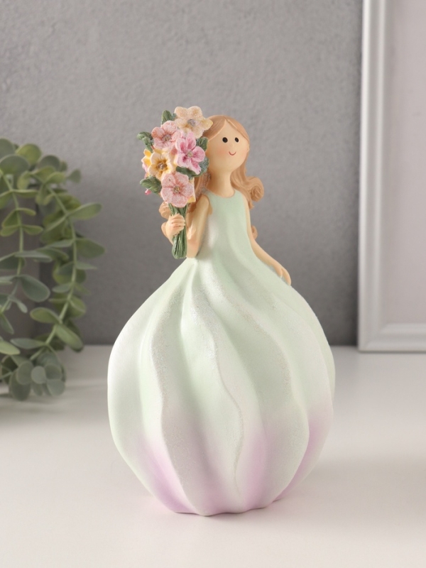 Сувенир полистоун Сувенир полистоун "Девочка-зефирка с букетом" зелёно-фиолетовый 11,5х10,5х18,5 см