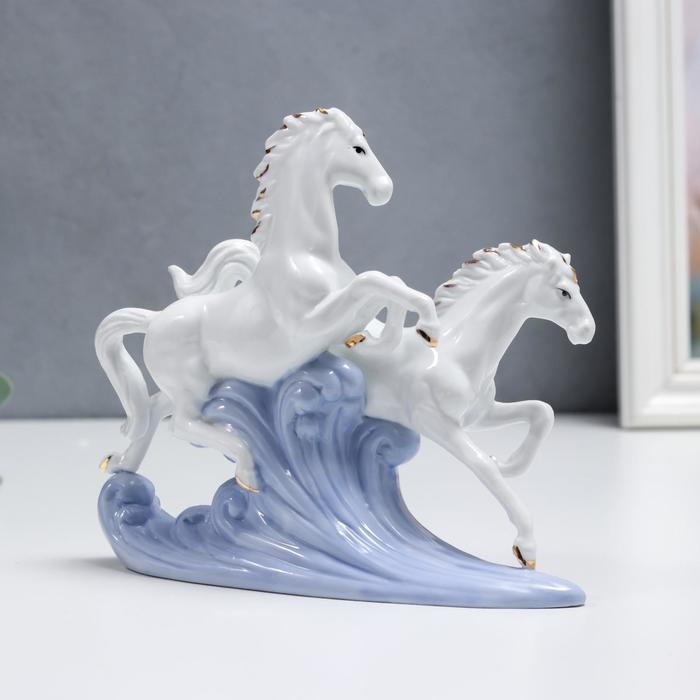 Сувенир керамика Сувенир керамика "Скачки арабских скакунов" белый с золотом 16 см