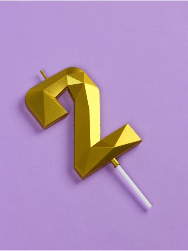 Свеча ГИГАНТ в торт на шпажке «Грань», цифра Свеча ГИГАНТ в торт на шпажке «Грань», цифра "2", золотая, 9 см