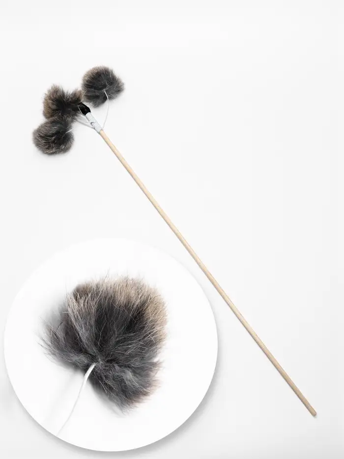 Дразнилка - удочка &laquo;Меховой пушок на трех резинках&raquo;, на деревянной палочке, цвет МИКС