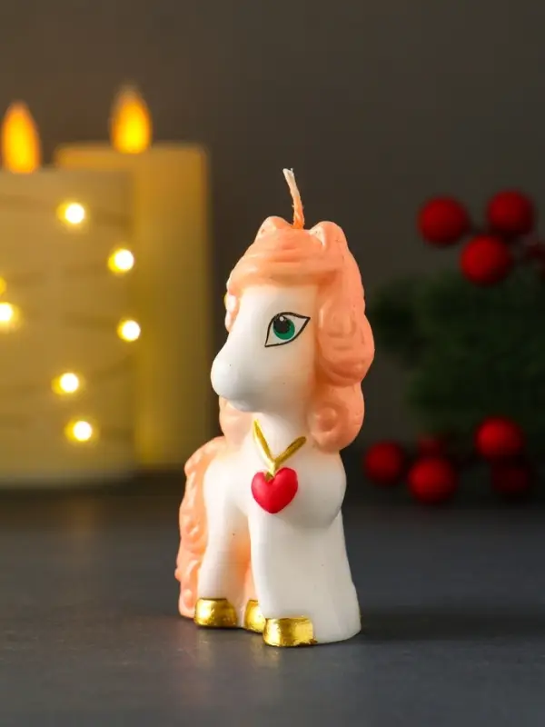 Свеча новогодняя "Влюблённая лошадка" розовый 5,3х3,3х8,2 см