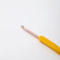 Крючок для вязания, двусторонний, с силиконовой ручкой, d=5/7 мм, 13.5 см, жёлтый