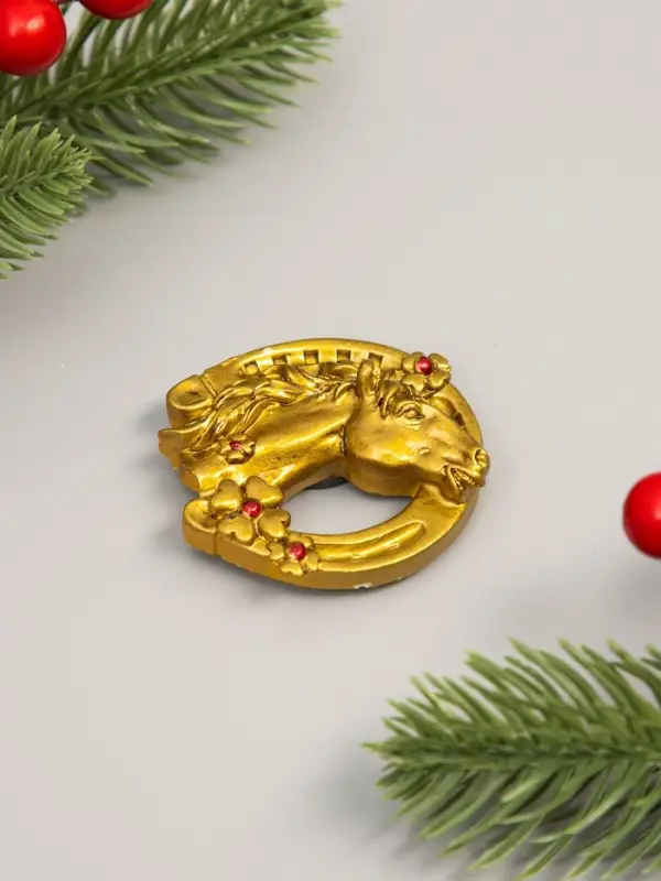 Магнит полистоун  "Конь в подкове с клевером" МИКС 4,6х5,3 см