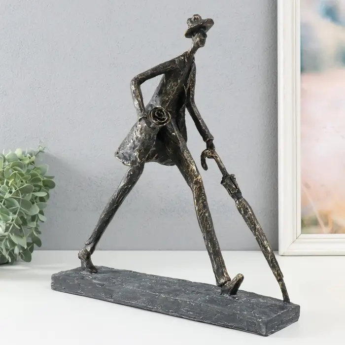 Фигурка полистоун &laquo;Человек с зонтом. На свидание&raquo; под металл, 31.7&times;12&times;34.4 см