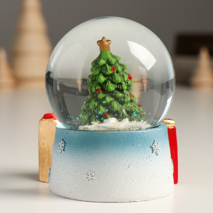 Сувенир полистоун водяной шар Сувенир полистоун водяной шар "Ёлка с гномами" 7х8х9 см