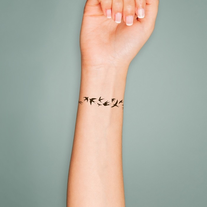 Татуировка на тело чёрная Татуировка на тело чёрная "Браслет. Ласточки" 20х3 см
