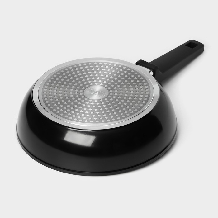 Сковорода Magistro Flame, d=24 см, h=6,3 см, антипригарное покрытие, индукция, цвет чёрный Сковорода Magistro Flame, d=24 см, h=6,3 см, антипригарное покрытие, индукция, цвет чёрный