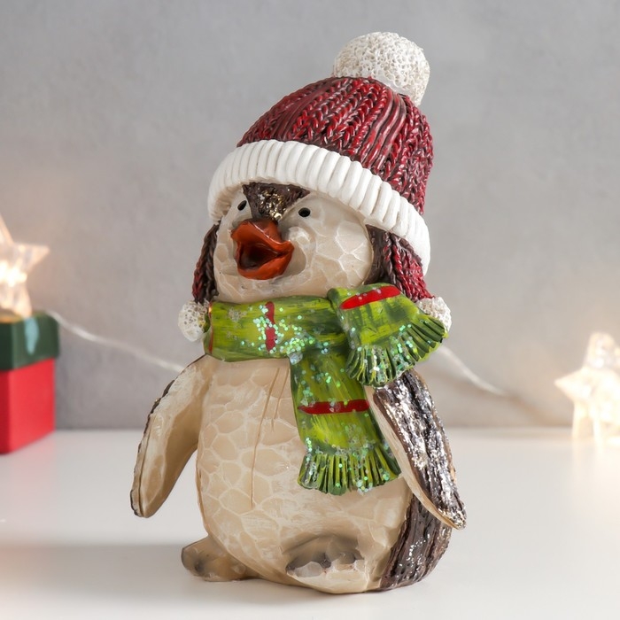 Сувенир полистоун Сувенир полистоун "Пингвин в красной шапке и зелёном шарфе" 17,5х11,5 см