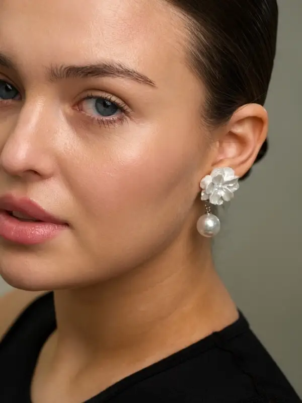 Серьги &laquo;Цветок с жемчугом&raquo;, белые в серебре