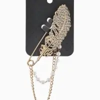 Булавка &laquo;Перо&raquo; в стразах, цепочка, жемчуг, L=7.5 см, цвет белый в золоте