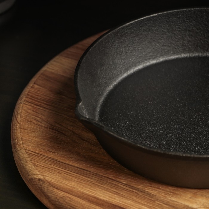 Сковорода чугунная Magma «Вилфред», 19,5×4 см, с 2 сливами и чугунной ручкой Сковорода чугунная Magma «Вилфред», 19,5×4 см, с 2 сливами и чугунной ручкой