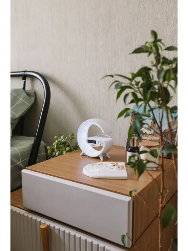 Колонка портативная - ночник G63, Bluetooth, беспроводная зарядка, часы, RGB-подсветка, 15 Вт, 1800 мАч, белая