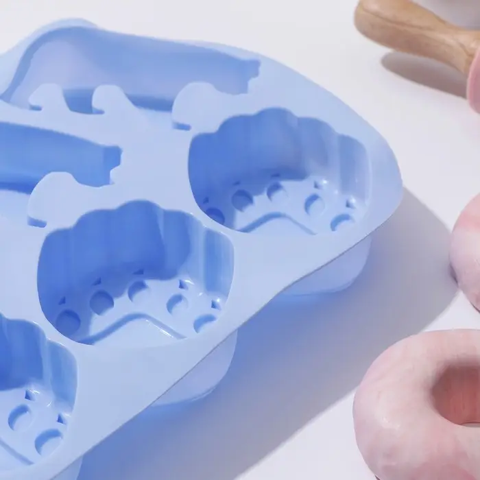 Форма для выпечки «Полярный мишка», силикон, 26×17,5×3 см, 6 ячеек, синяя Форма для выпечки «Полярный мишка», силикон, 26×17,5×3 см, 6 ячеек, синяя