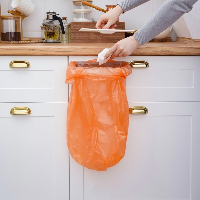 Держатель для мусорного пакета подвесной на дверцу 1,7 см, цвет белый Держатель для мусорного пакета подвесной на дверцу 1,7 см, цвет белый