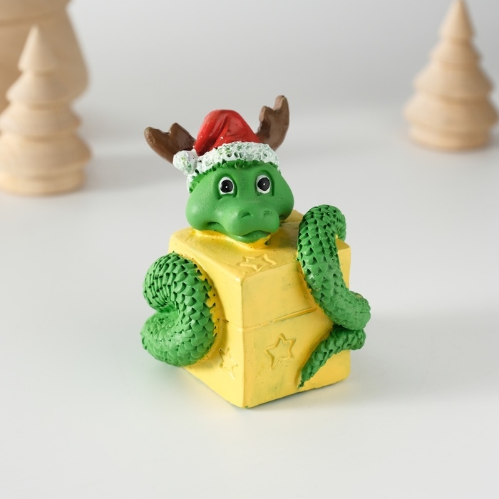 Сувенир полистоун Сувенир полистоун "Змей с подарком, в новогоднем колпаке с рожками" 5х5,8 см