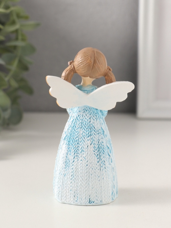 Сувенир полистоун "Девочка-ангел в вязаном голубом платье с сердечком в руках" 6х3,5х10,5 см   10740