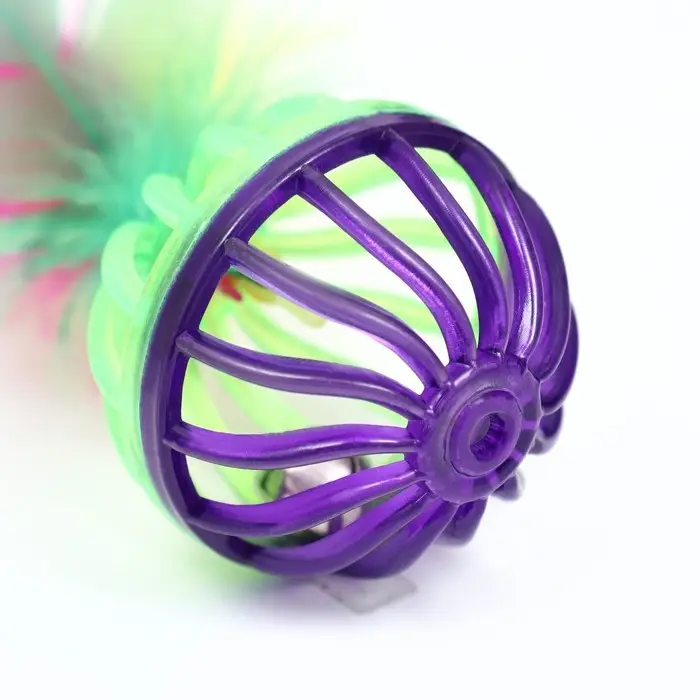 Шарик для кошек с бубенчиком "Завитушка с пером", 4 см, салатово-фиолетовый