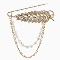 Булавка &laquo;Лист&raquo; в стразах, цепочка, жемчуг, L=7.5 см, цвет белый в золоте