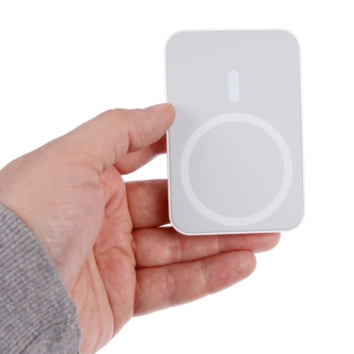 Внешний аккумулятор CRR-32, 3000 мАч, 5 W, с функцией MagSafe, Lightning, белый Внешний аккумулятор CRR-32, 3000 мАч, 5 W, с функцией MagSafe, Lightning, белый