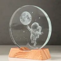 Сувенир стекло свет "Диск. Полёт космонавта" 5хLED d=10 см, USB 10х4х11,4 см Сувенир стекло свет "Диск. Полёт космонавта" 5хLED d=10 см, USB 10х4х11,4 см