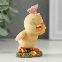 Фигурка полистоун &laquo;Утёнок с бабочкой на полянке&raquo;, 6&times;5.5&times;9.5 см