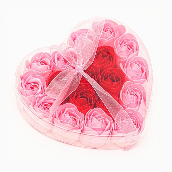 Набор в форме сердца, нежных 18 красно-розовых мыльных роз Набор в форме сердца, нежных 18 красно-розовых мыльных роз