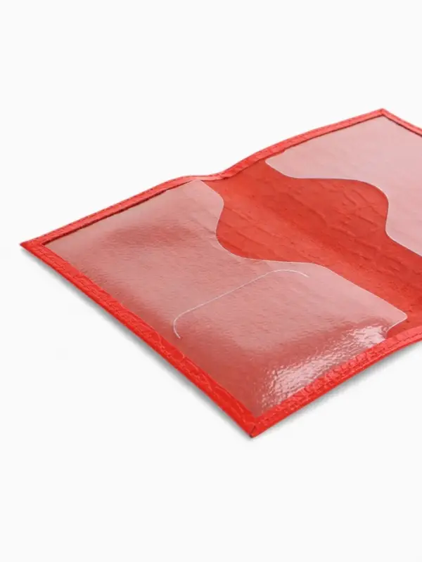 Обложка для паспорта, фактура крокодил, тиснение серебряной фольгой, красная