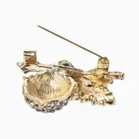 Брошь &laquo;Жёлудь&raquo; осенний с листом, стразы, цвет коичнево-бело-зелёный в золоте