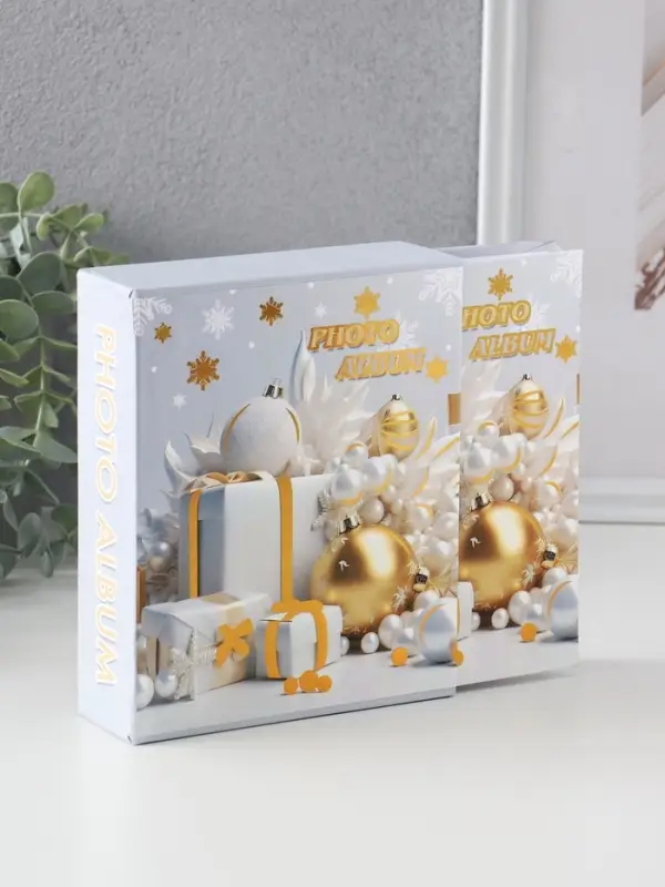 Фотоальбом на 40 фото 10х15 см Фотоальбом на 40 фото 10х15 см "Подарки и ёлочные шары" в коробке тисн.золото 4,7х14х17 см 1087376