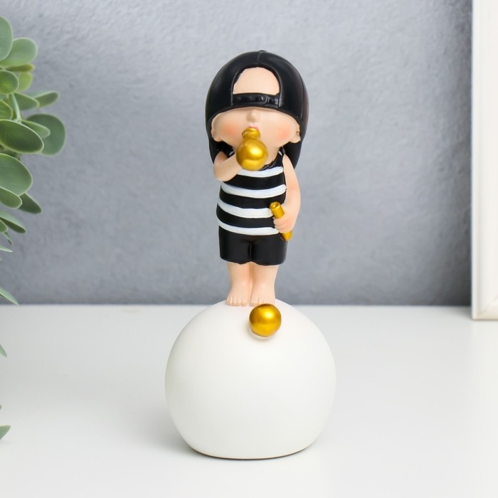 Сувенир полистоун  Сувенир полистоун "Малыш в чёрной кепке, с золотым пузырём на шаре" 15х7х7 см