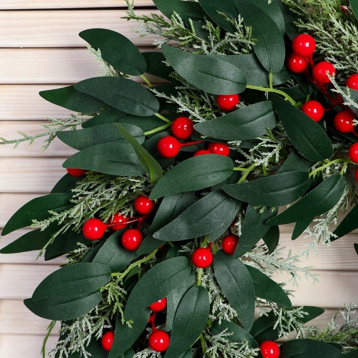 Венок новогодний d- 33 см  Венок новогодний d- 33 см "Уютная сказка" листья ягоды веточки