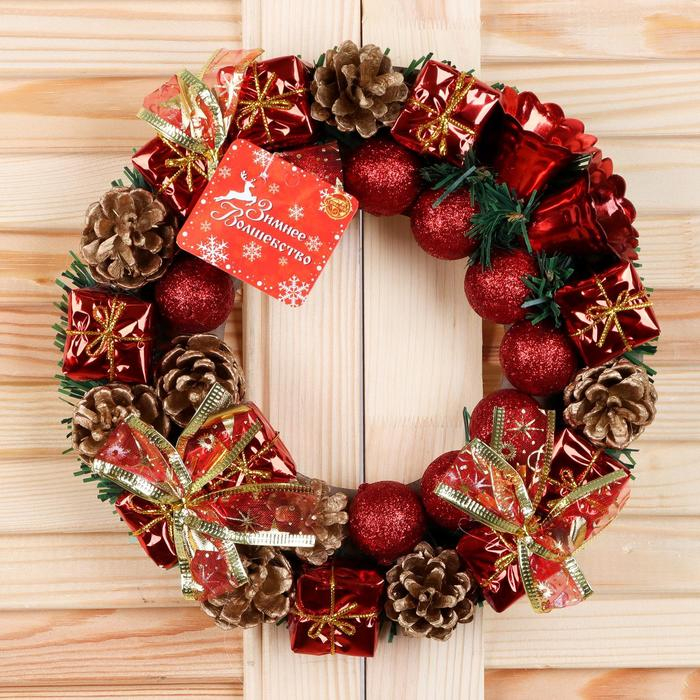 Венок новогодний d-22 см Венок новогодний d-22 см "Красные шарики, колокольчики, подарки"