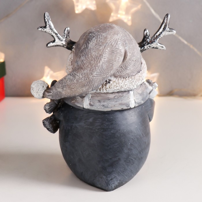 Сувенир полистоун Сувенир полистоун "Пингвинчик в шарфике и колпаке с рожками, с подарком"МИКС 15,5х13х9 см