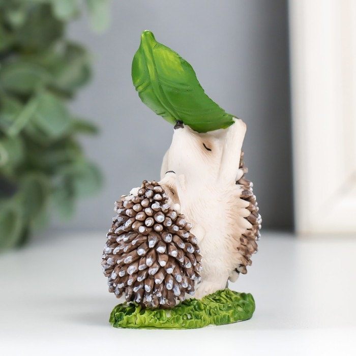 Сувенир полистоун  Сувенир полистоун "Ежиха с ежонком под листиком" 7,8х5,3х3,4 см