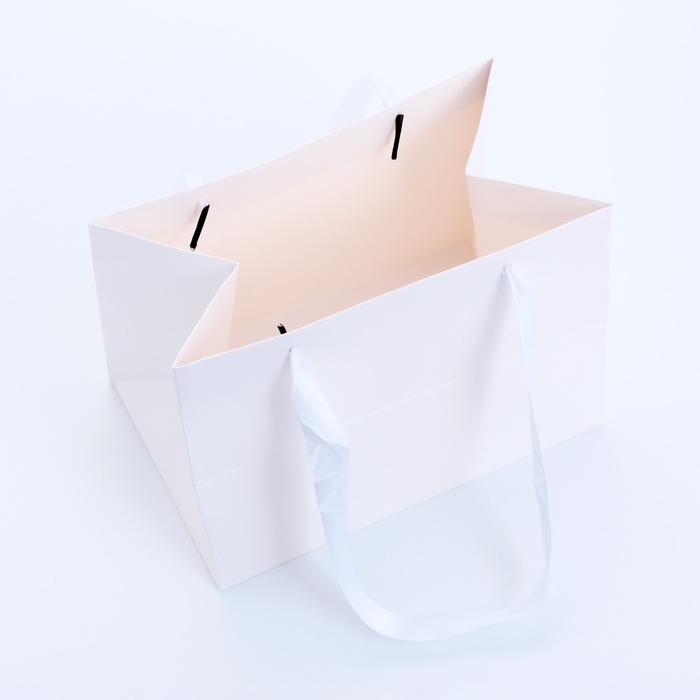 Пакет подарочный с широким дном  20 × 14 × 13,2 см, белый