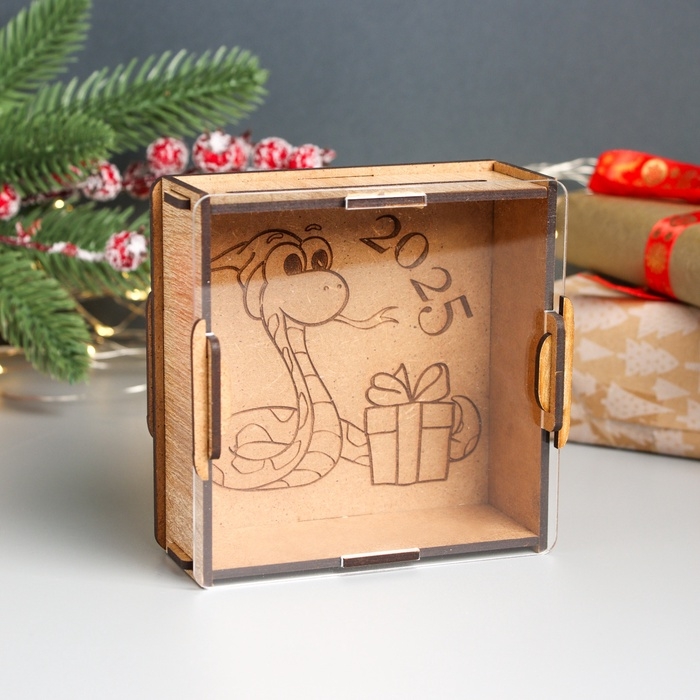 Новогодняя копилка с акрилом  Новогодняя копилка с акрилом "Змея. Подарок" 12х12х4 см