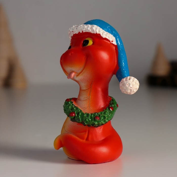 Сувенир полистоун Сувенир полистоун "Змейка красная в синей шапке и новогоднем венке" 5х4х8,5 см