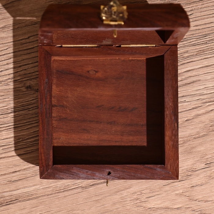 Шкатулка резная 10х10х4 см, дерево шишам Шкатулка резная 10х10х4 см, дерево шишам