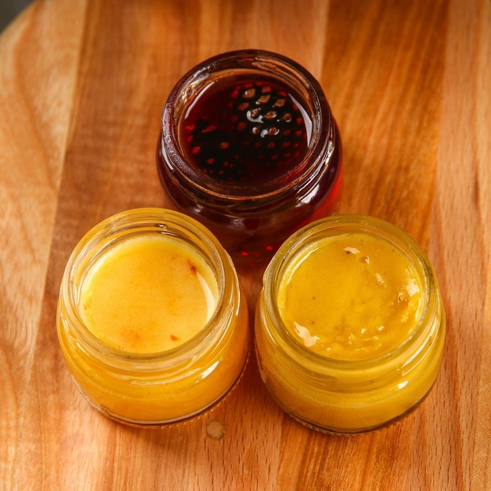 Набор «Радостных дней» : 2 крем-меда и варенье с шишками по 30 г. Набор «Радостных дней» : 2 крем-меда и варенье с шишками по 30 г.