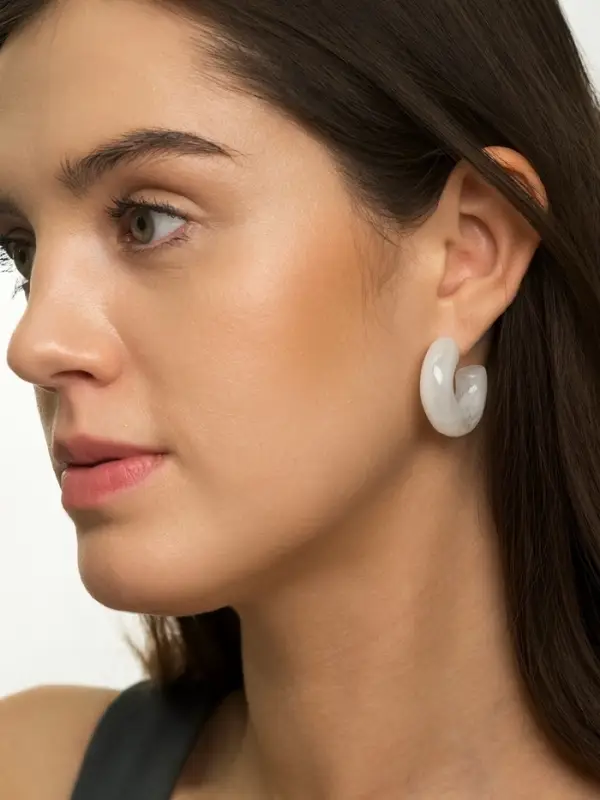 Серьги акрил &laquo;Полукольцо с бусиной №10&raquo;, белые