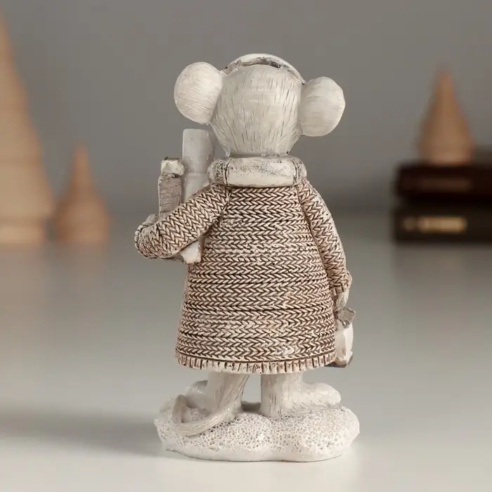 Фигурка полистоун &laquo;Белая мышка с покупками в руках&raquo;, 5.5&times;4&times;10 см
