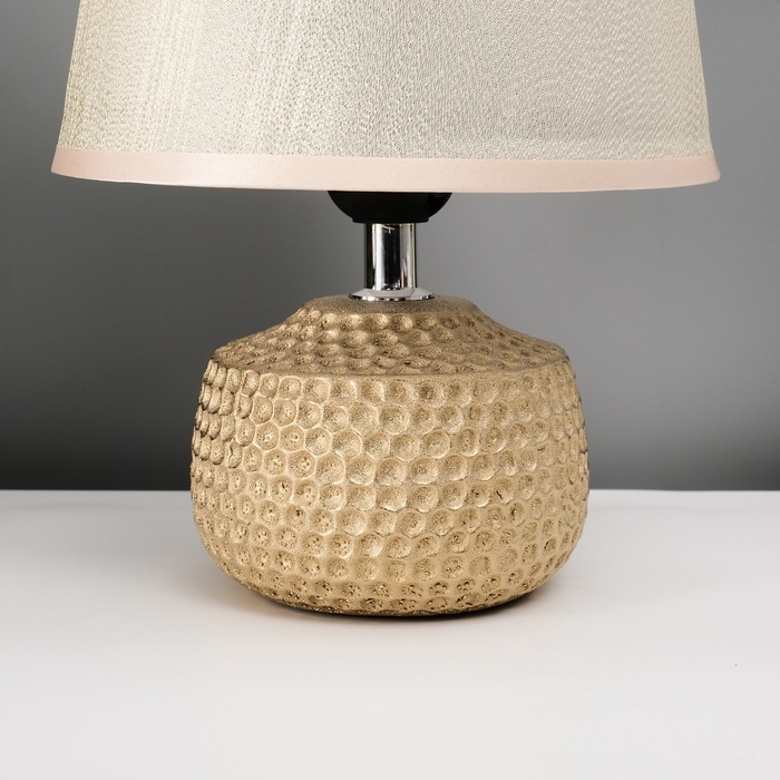 Настольная лампа с абажуром RISALUX «Капли дождя», 1×40 Вт, Е27, золото, 17.5×17.5×23.5 см Настольная лампа с абажуром RISALUX «Капли дождя», 1×40 Вт, Е27, золото, 17.5×17.5×23.5 см