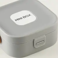 Шкатулка пластик для украшений с зеркалом, с ручкой 3 ячейки, 3 полосы, серый 9х9х3,8 см