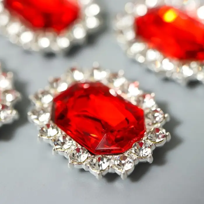 Декор для творчества металл  Декор для творчества металл "Медальон восьмиугольный" красный кристалл стразы 2х1,5 см