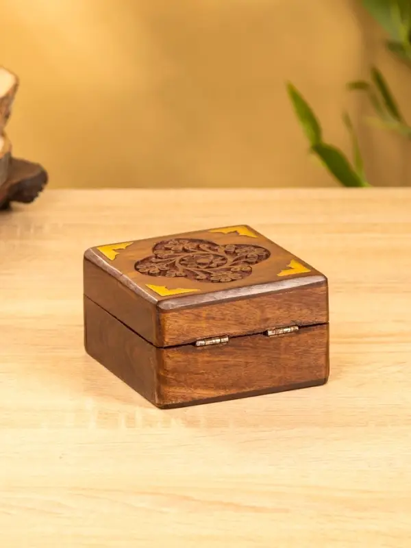 Шкатулка квадратная  с замочком латунь 10х10х6 см, дерево шишам Шкатулка квадратная  с замочком латунь 10х10х6 см, дерево шишам