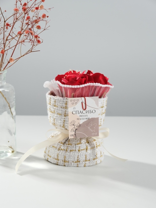 Букет из мыльных лепестков "Три розы с открыткой в коробке" красный 10,6х10,6х17 см