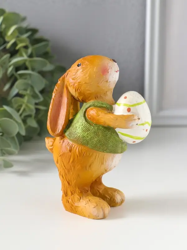 Сувенир полистоун "Зайчик в зелёной маечке с пасхальным яичком в лапках" 5,5х6,5х13 см