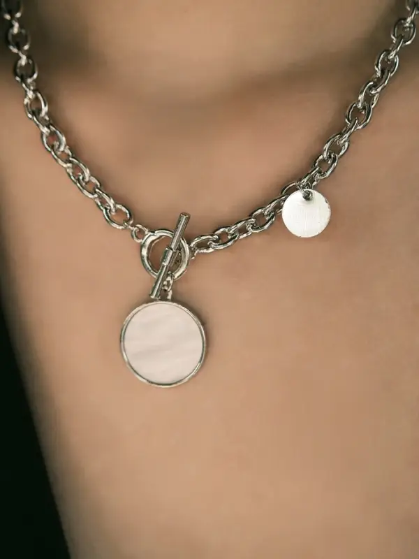 Кулон &laquo;Цепь&raquo;, перламутровый медальон, бежевый в серебре, 42 см