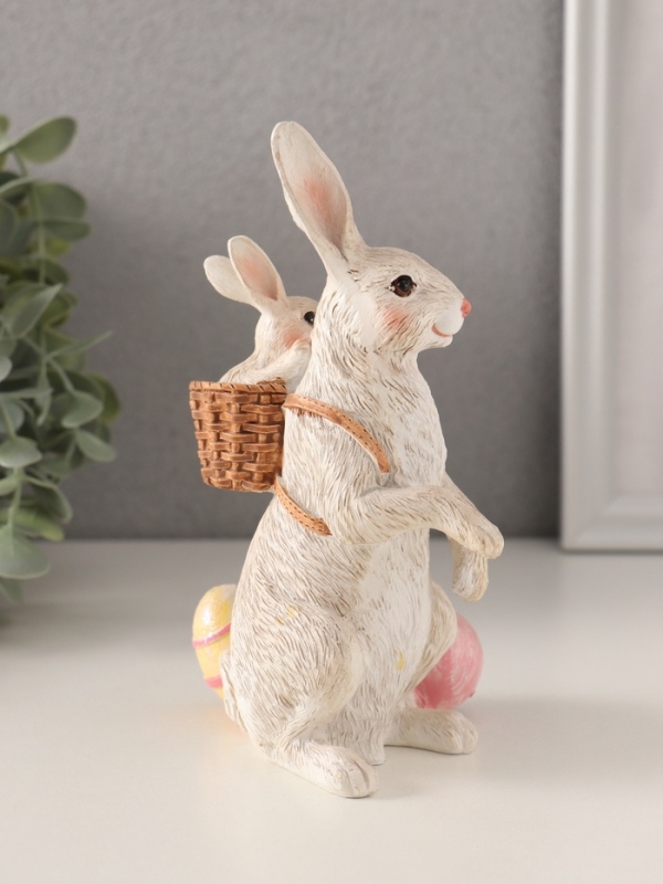 Сувенир полистоун "Кролик с крольчонком в корзине, с крашенными яйцами" 10х8,5х15,5 см